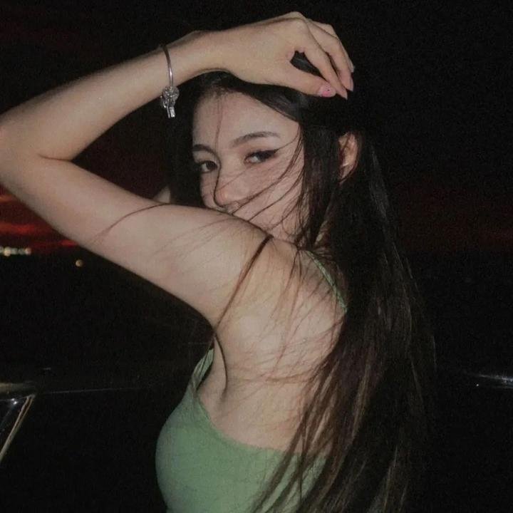 沙滩上的夏娃